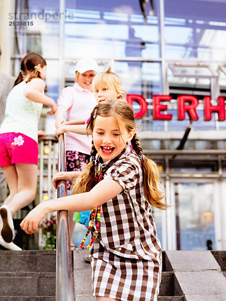 Kinder spielen außerhalb einer Shopping-Mall Schweden.