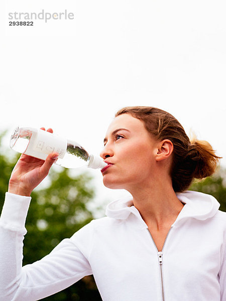 Junge Frau mit einer Flasche Wasser Schweden.