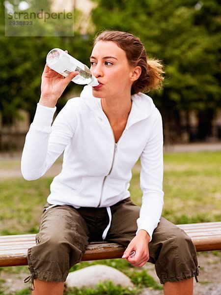 junge Frau junge Frauen Wasser Flasche