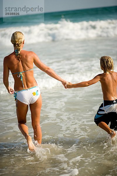 Skandinavischen Mutter und Sohn schwimmen Oman.