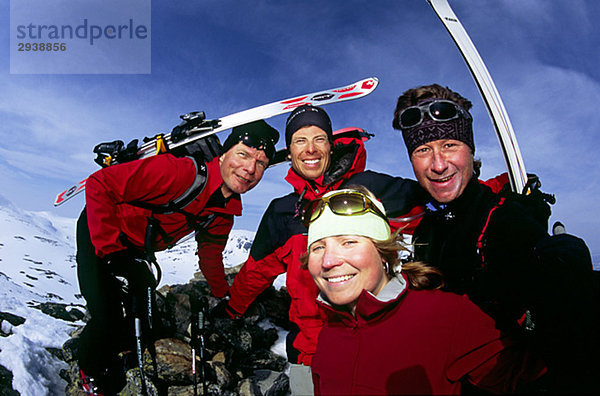 Vier Freunde auf Mountain Peak Jämtland Schweden.