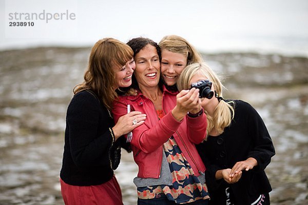 Zwei Frauen und zwei Mädchen Blick auf ein Bild in der Kamera Schweden.