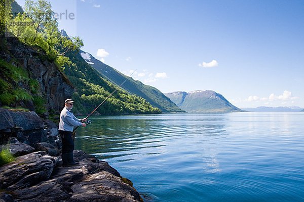 Angeln in den Fjord Norwegen Gratangen Mann.