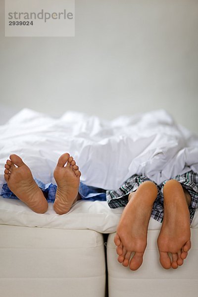 Ein Mann und eine Frau in einem Bett Schweden.