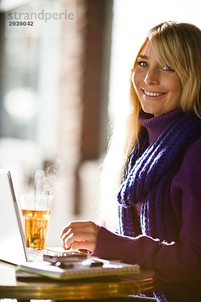 Junge Frau sitzen in einem mit einem Laptop Schweden Caf.