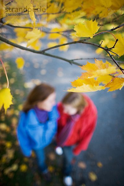 Mutter und Tochter im Freien im Herbst Stockholm Schweden zu Fuß.