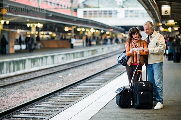 Ein Mann und eine Frau auf einer Plattform am Bahnhof Schweden.