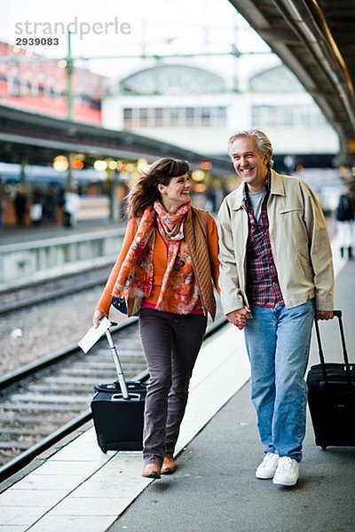 Ein Mann und eine Frau auf einer Plattform am Bahnhof Schweden.