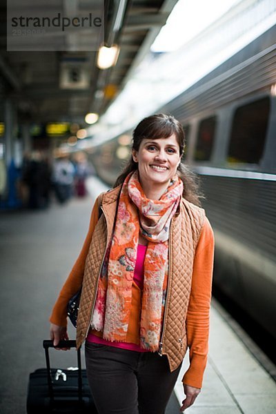 Eine Frau an einem Bahnhof Schweden.