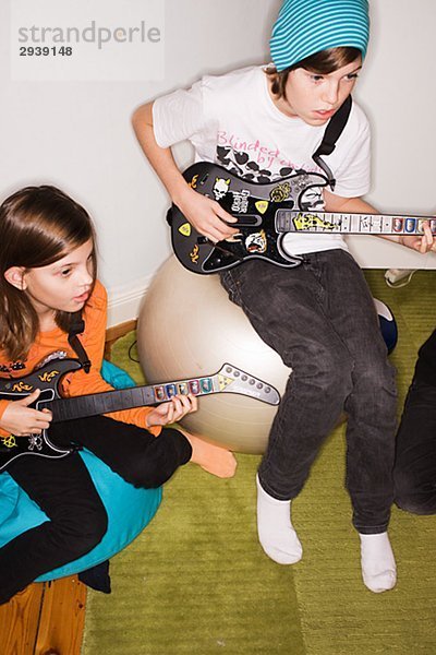 Kinder spielen e-Gitarre