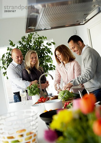 Zwei Paare machen Abendessen zusammen Schweden.