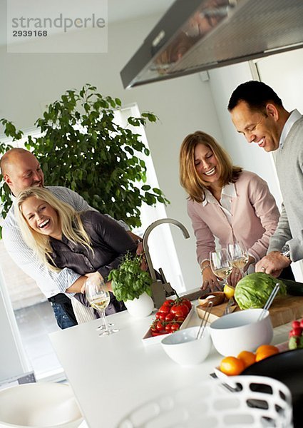 Zwei Paare machen Abendessen zusammen Schweden.