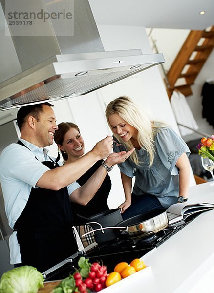 Frau Weinprobe Abendessen Schweden.