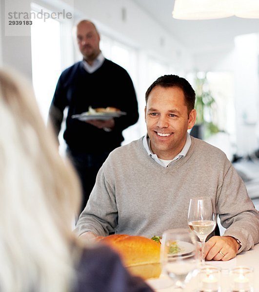 Freunde mit Abendessen zusammen Schweden.