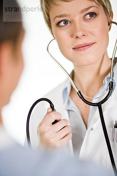 Eine Ärztin mit einem Blutdruck Messgerät Schweden.
