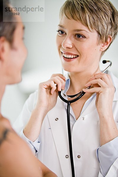 Ein Arzt mit einem Stethoskop auf ein Patient Schweden.