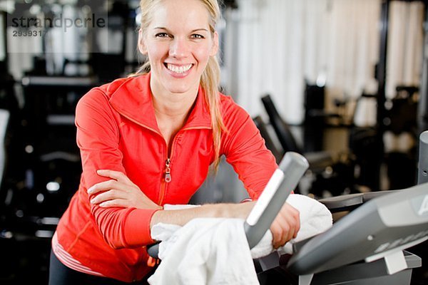 Eine Frau tun indoor-cycling in einem Fitnessstudio Schweden.