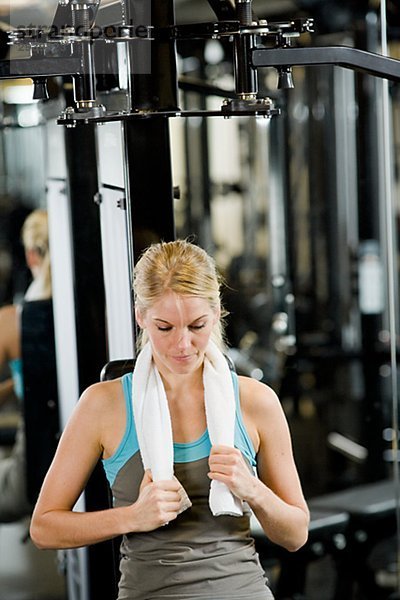 Frau Krafttraining in einem Fitnessstudio Schweden.