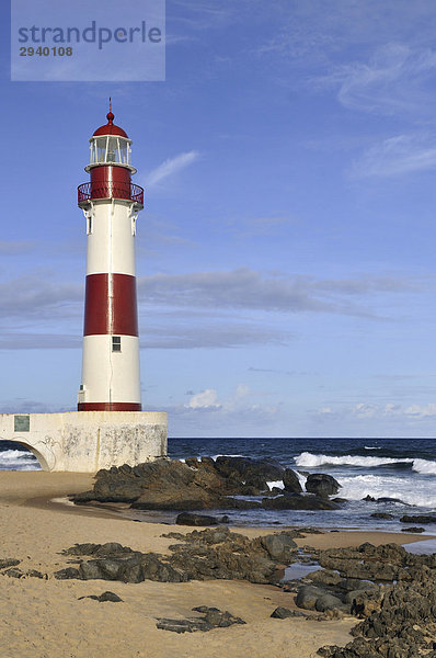 Leuchtturm Farol de Itapua an felsigem Strand  Salvador  Bahia  Brasilien  Südamerika