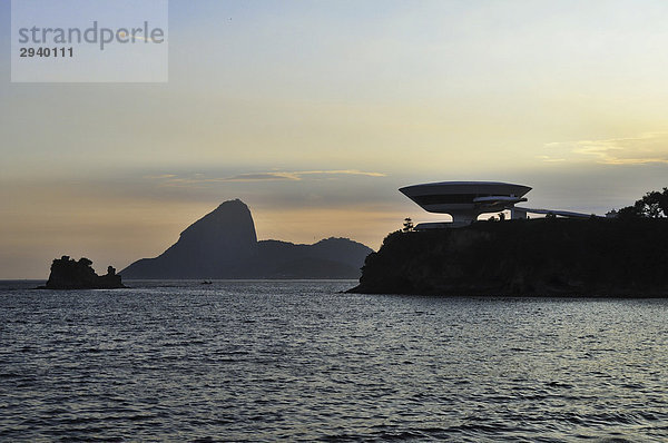 Blick auf den Zuckerhut und das Museum für Moderne Kunst  Museo de Arte Contemporanea  MAC  des Architekten Oscar Niemeyer in Niteroi  Rio de Janeiro  Brasilien  Südamerika