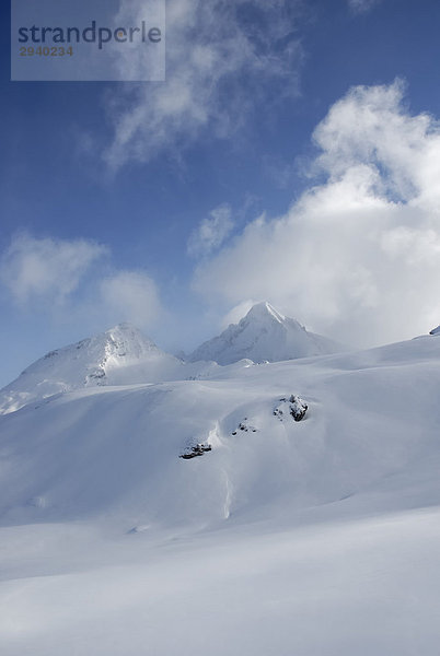 Frischverschneite  unberührte Schneelandschaft in den Zillertaler Alpen mit Föhnwolkenstimmung Tirol Österreich