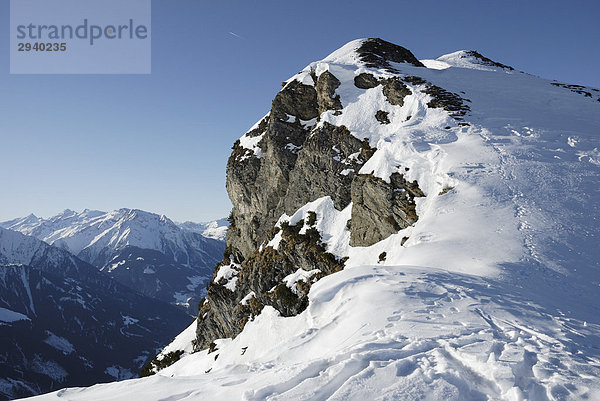 Mit Schneewechten beladener felsiger Berggipfel in den Zillertaler Alpen  Tirol Österreich