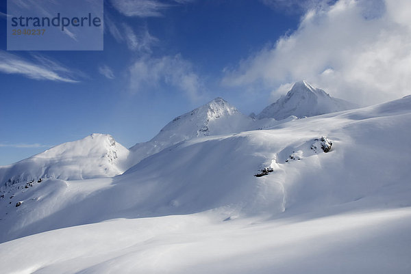 Frisch verschneite  unberührte Schneelandschaft in den Zillertaler Alpen mit Föhnwolkenstimmung am Brandenberger Kolm Tirol Österreich