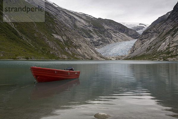 Die Gletscherzunge Nigardsbreen mit See Nigardsbreenvatnet  Jostedalsbreen  Sogn og Fjordane  Norwegen