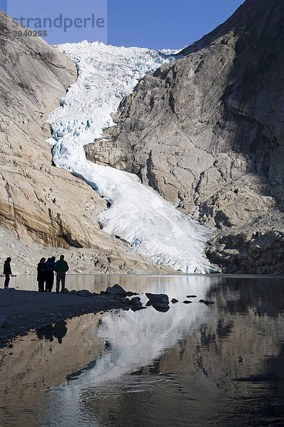 Gletscherzunge Briksdalsbreen mit Gletschersee  Jostedalsbreen Nationalpark  Oldedalen  Sogn og Fjordane  Norwegen