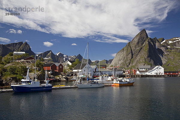 Der kleine Fischerort Hamn¯y  Reine  Moskenes  Lofoten  Nordland  Norwegen