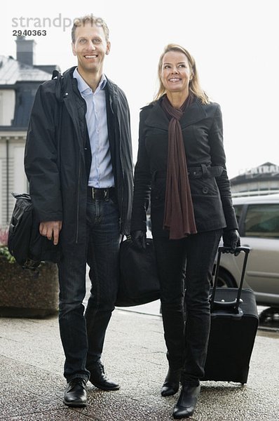 Mann und Frau mit Koffer