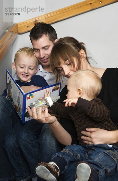 Familie beim Lesen einer Geschichte