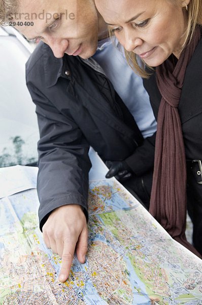 Mann und Frau beim Betrachten der Karte