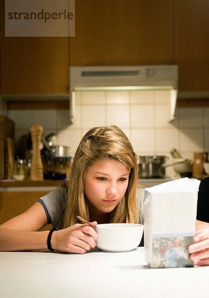 Teenagegirl bei kitchentable