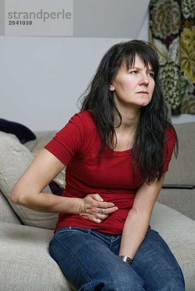 Frau mit Bauchschmerzen