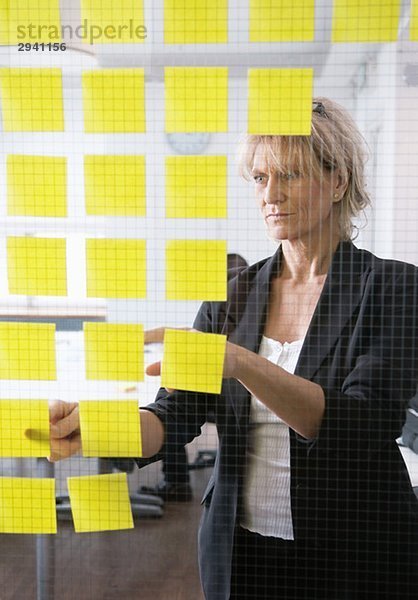 Frau mit Post-it