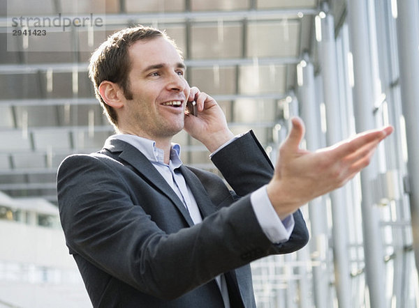 Mann spricht im Telefon und gestikuliert