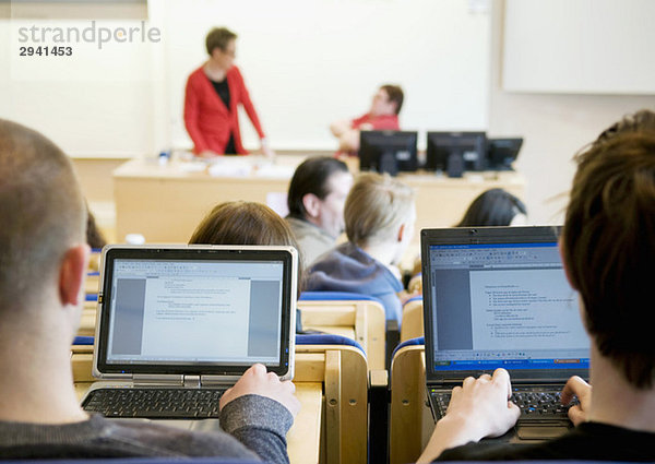 Klassenzimmer mit Computern