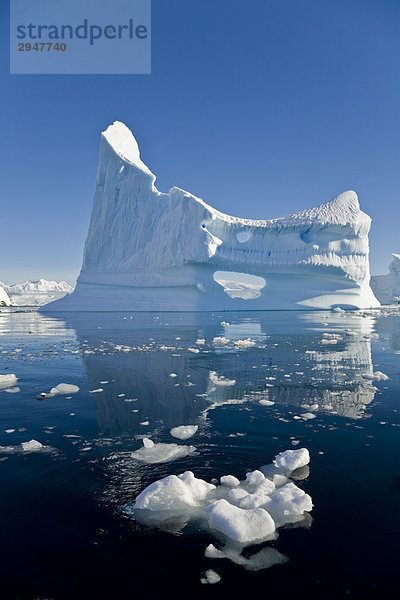 Gigantische Eisberg und seiner Reflexion in der Wilhelmina-Bucht vor der Enterprise-Insel in der Antarktischen Halbinsel