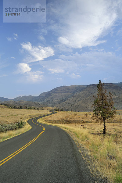 Blacktop Road wicklung in der Entfernung  John Day Fossil Beds National Monument  Oregon