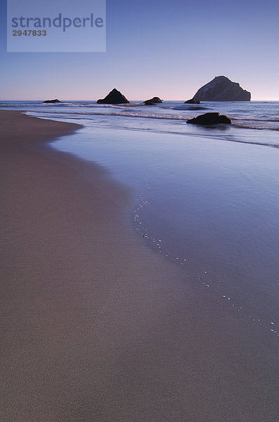 Eingehende Flut Muster in den Sand am Strand von Bandon mit etwas in den Hintergrund  Oregon.