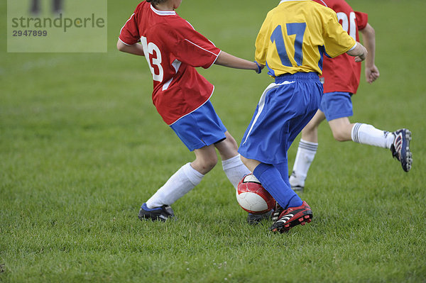 Junge - Person jung Fußball spielen