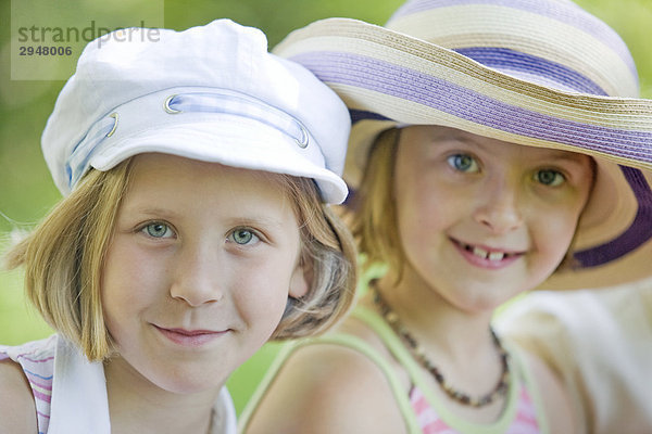 Portrait von zwei Mädchen tragen Hüte