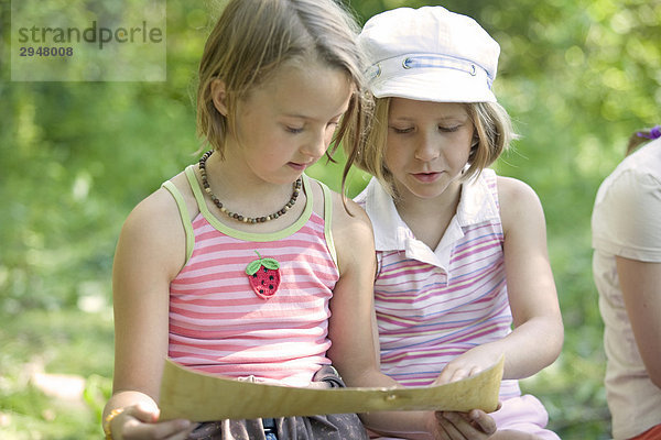 Zwei Mädchen lesen