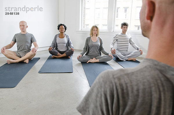 Studenten und Lehrer meditierend in eine Yoga-Klasse  Vancouver  British Columbia