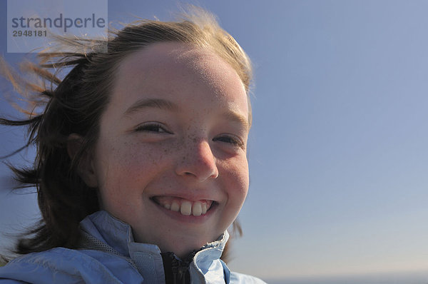 Mädchenbildnis lächelnd mit Wind weht im Haar