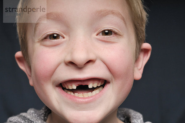Portrait von einem kleinen Jungen fehlen zwei Vorderzähne