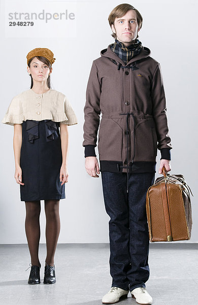 Portrait eines jungen Mann und Frau stehend mit Gepäck