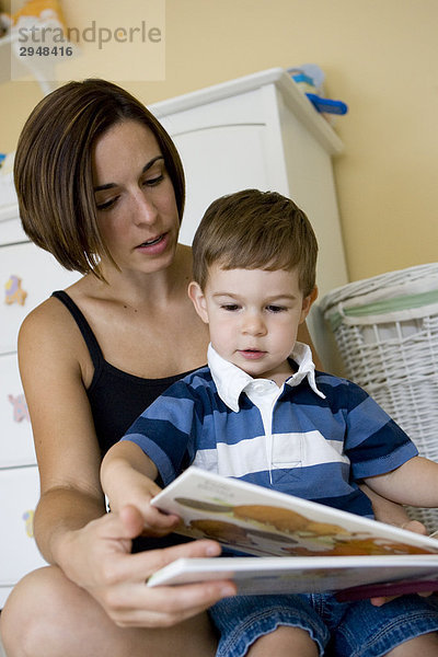 Mutter lesen ein Buch zu ihrer zwei Jahre alten Sohn  Milton (Ontario)