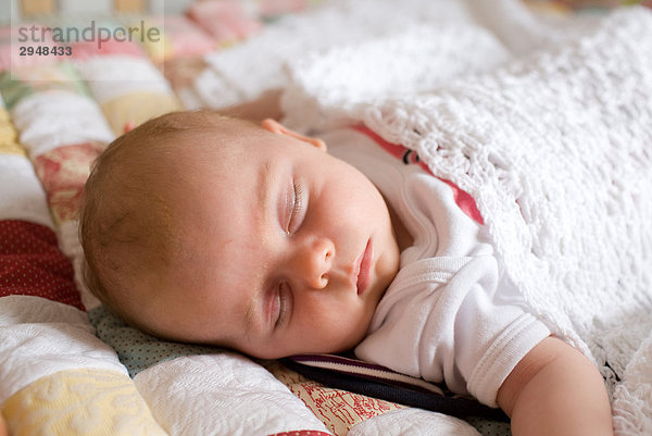 Baby in Krippe auf Sammelfläche mit weißen Gehäkeltes Decke schlafen. Toronto  Ontario